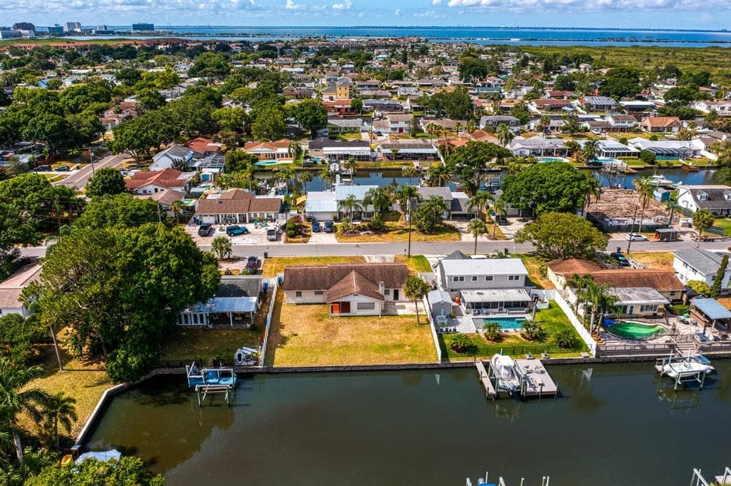8705 ELMWOOD LANE TAMPA, FL 33615