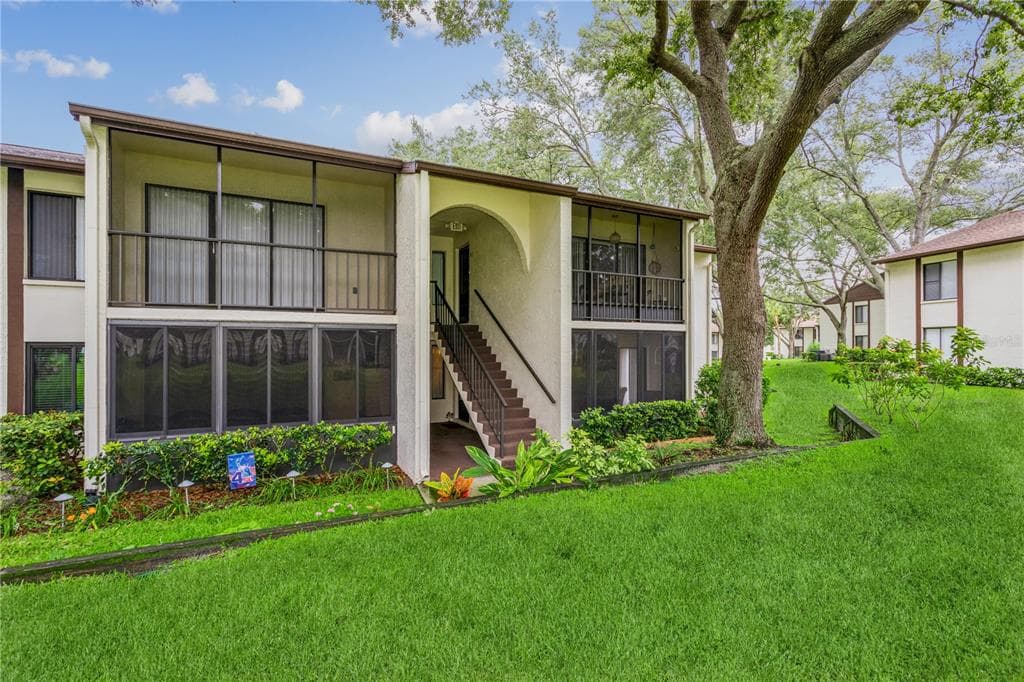 1725 PINE RIDGE WAY W UNIT B1 PALM HARBOR, FL 34684