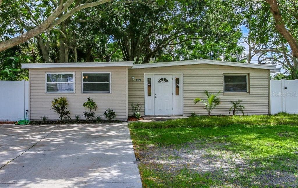 8070 91ST TERRACE SEMINOLE, FL 33777