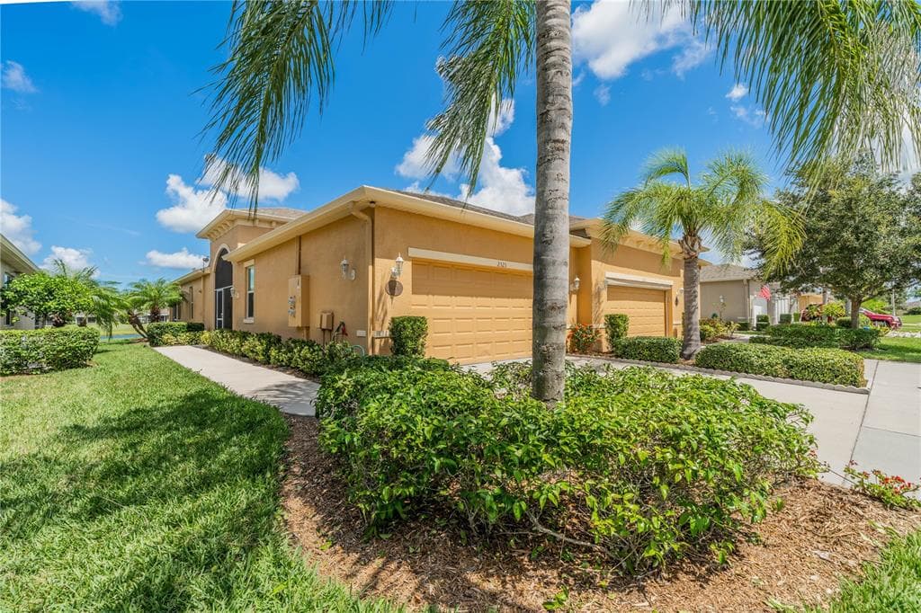 2323 NOTTINGHAM GREENS DRIVE UNIT 5 SUN CITY CENTER, FL 33573