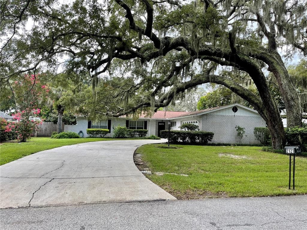 2121 KENNEN DRIVE