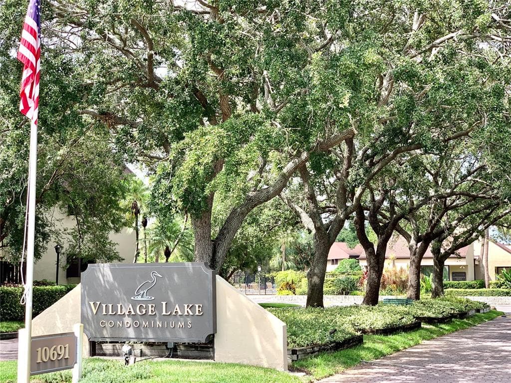 880 S VILLAGE DRIVE N UNIT 202 ST PETERSBURG, FL 33716