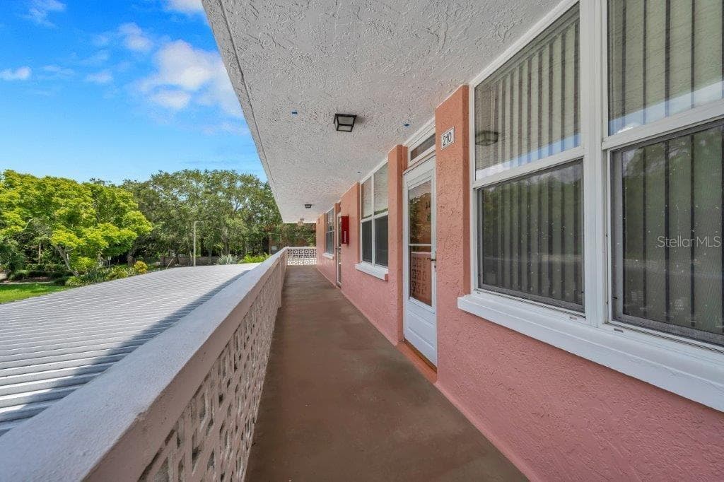 4720 LOCUST STREET NE UNIT 210 ST PETERSBURG, FL 33703