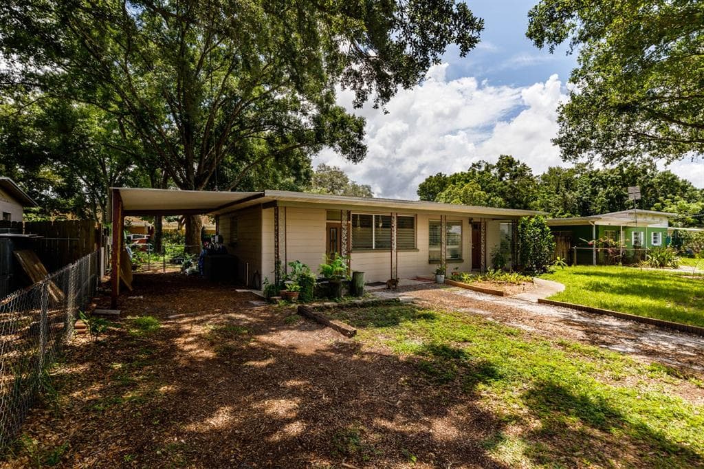 10913 N DIXON AVENUE TAMPA, FL 33612