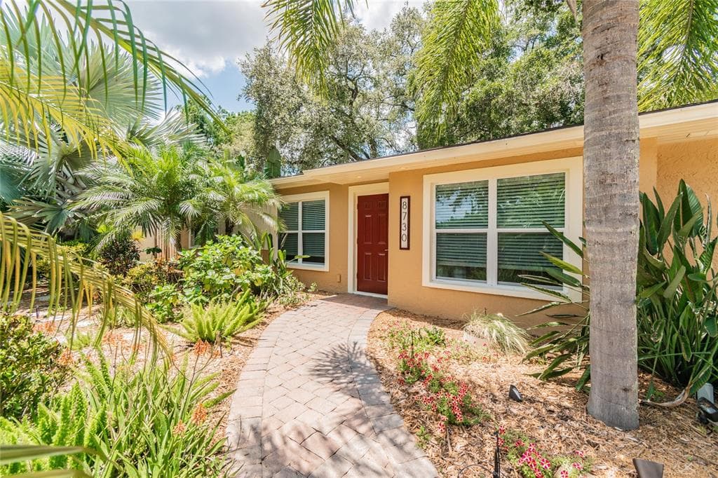 8730 N LARKHALL PLACE TAMPA, FL 33604