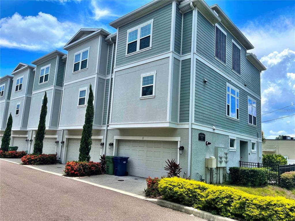 115 N ARRAWANA AVENUE UNIT 2