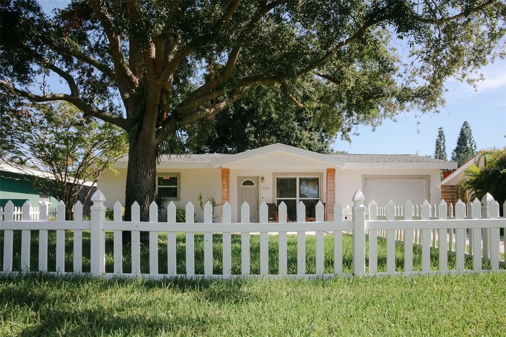 743 41ST AVENUE NE ST PETERSBURG, FL 33703