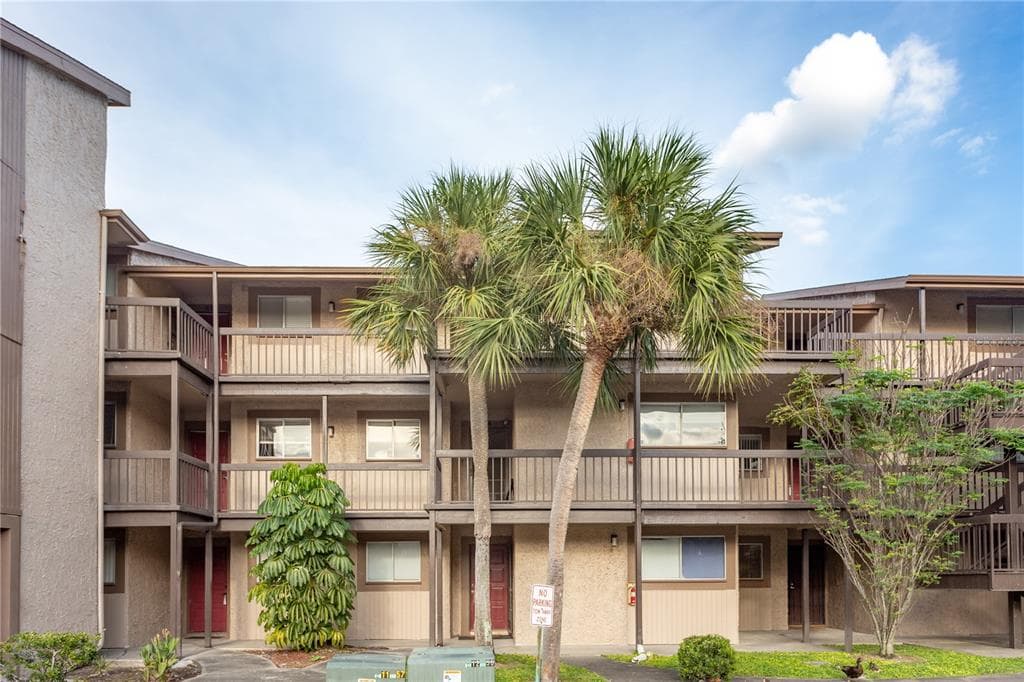 6310 NEWTOWN CIRCLE UNIT 10B3 TAMPA, FL 33615