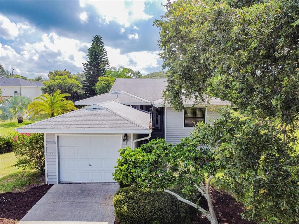 1009 LAKE AVOCA PLACE TARPON SPRINGS, FL 34689