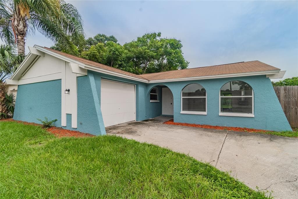 8817 OAK CIRCLE TAMPA, FL 33615