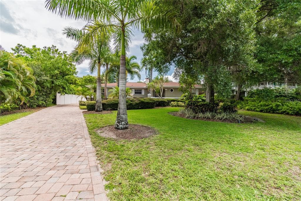 493 BLUFF VIEW DRIVE BELLEAIR BLUFFS, FL 33770
