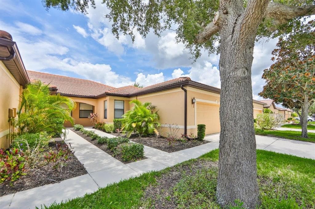 335 SENECA FALLS DRIVE APOLLO BEACH, FL 33572