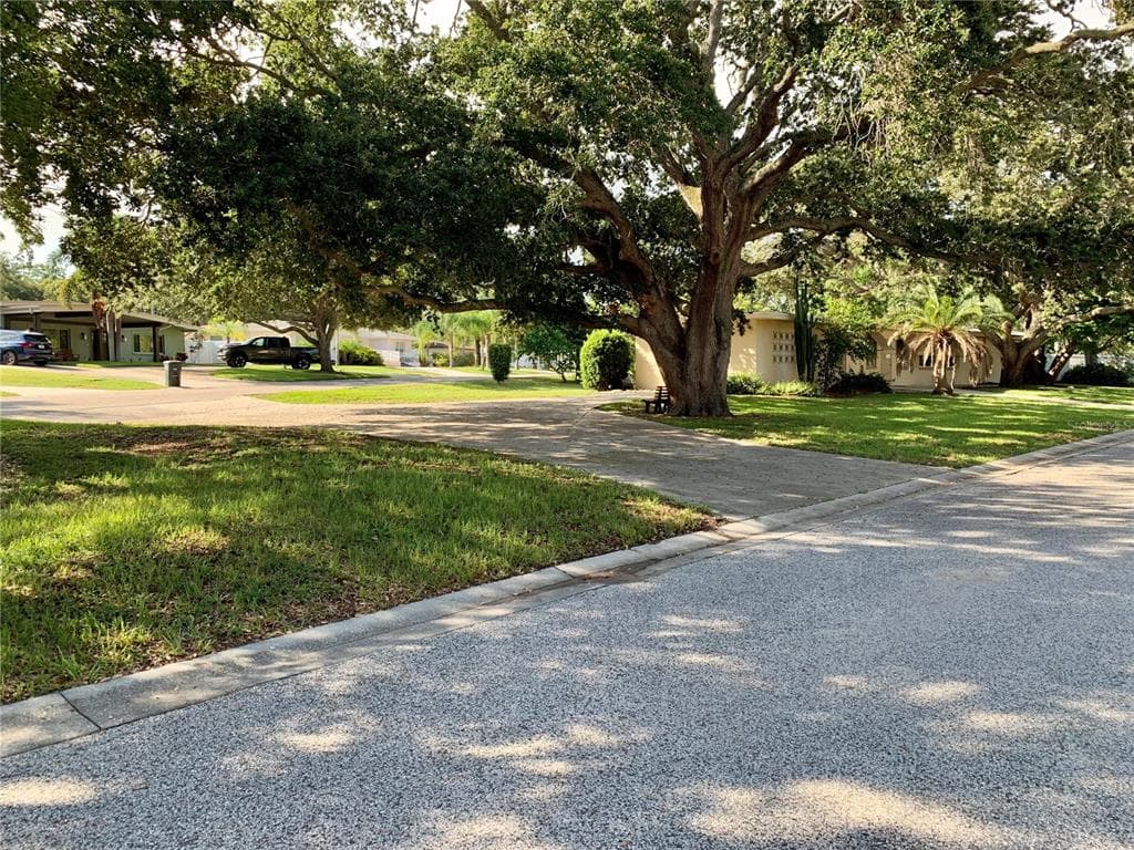 217 GARDEN CIRCLE BELLEAIR, FL 33756