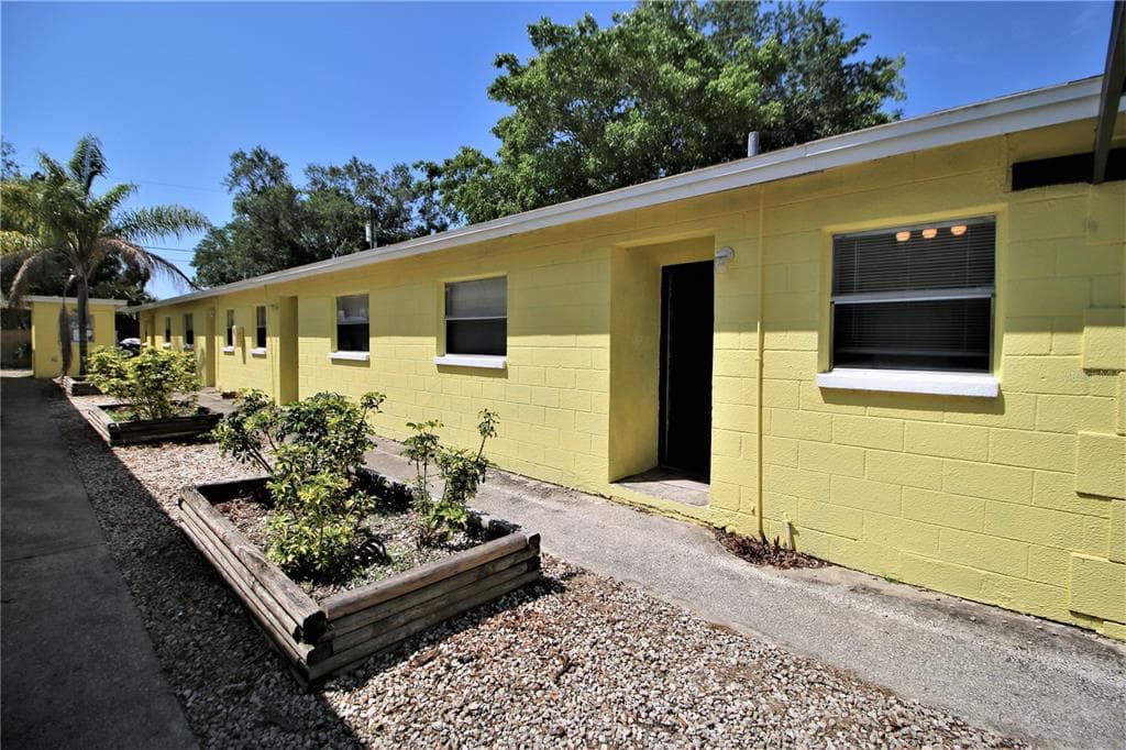 520 89TH AVENUE N UNIT 6 ST PETERSBURG, FL 33702