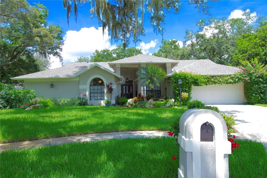 2104 LAINDALE PLACE VALRICO, FL 33596
