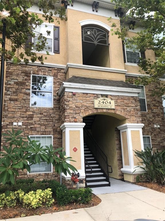 2404 COURTNEY MEADOWS COURT UNIT 301 TAMPA, FL 33619