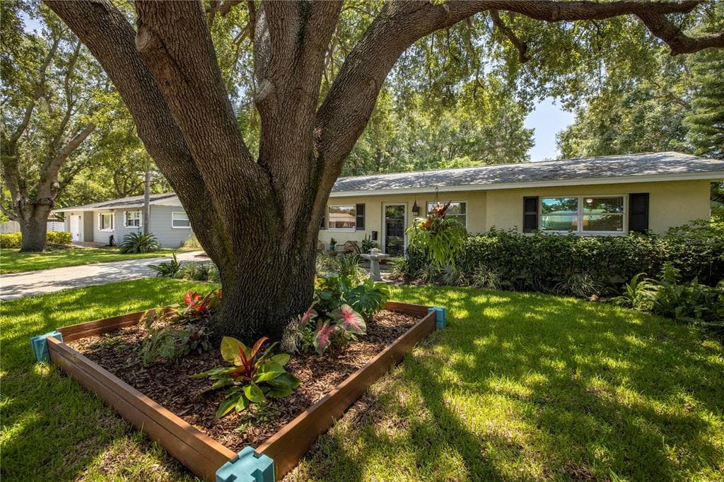 210 NW LINCOLN CIRCLE N ST PETERSBURG, FL 33702