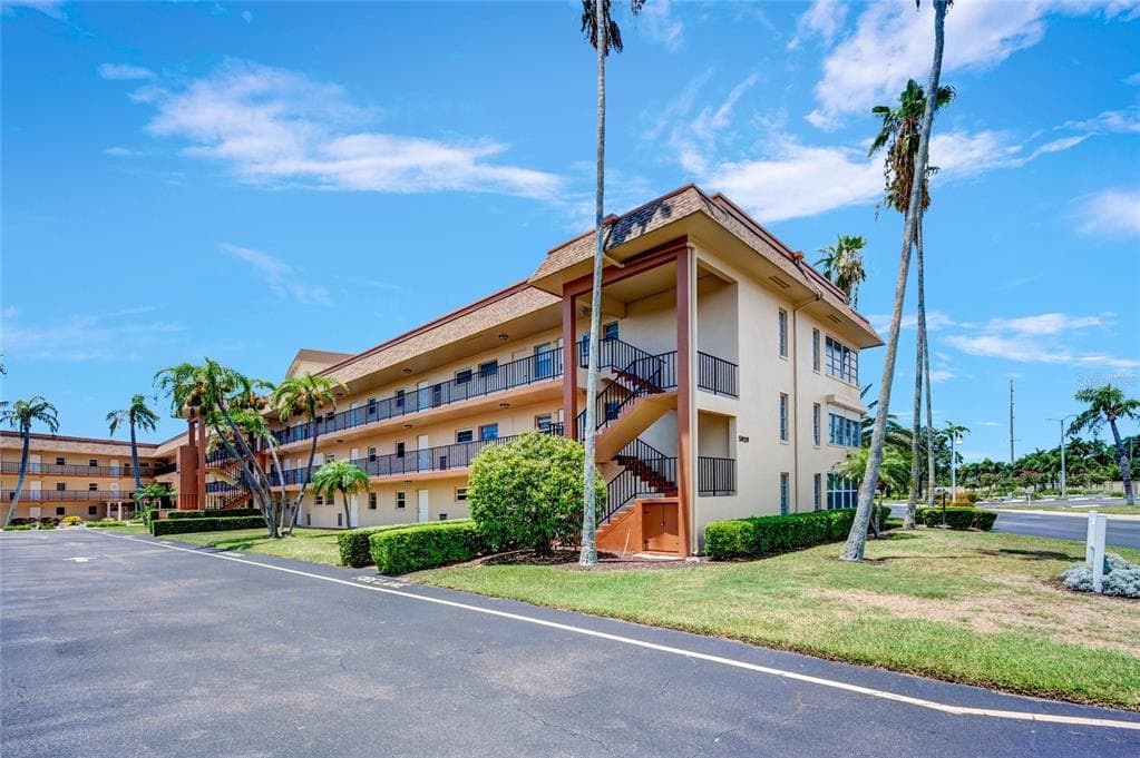 5020 BRITTANY DRIVE S UNIT 124 ST PETERSBURG, FL 33715