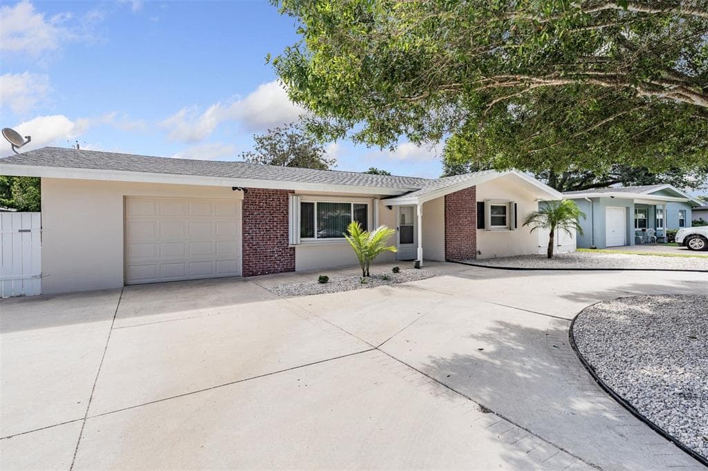 587 CIRCLE DRIVE E LARGO, FL 33770