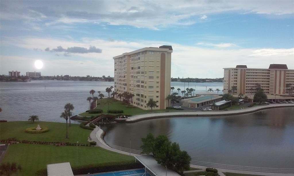 4575 COVE CIRCLE UNIT 702 ST PETERSBURG, FL 33708