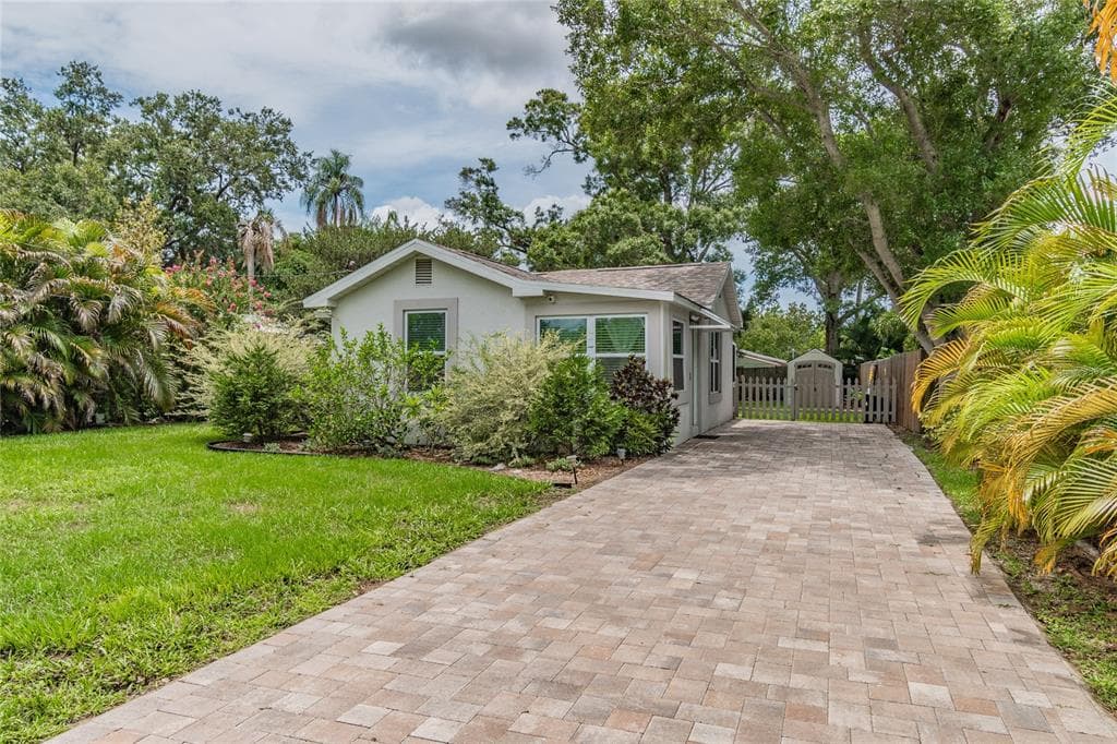 621 MEHLENBACHER ROAD BELLEAIR BLUFFS, FL 33770