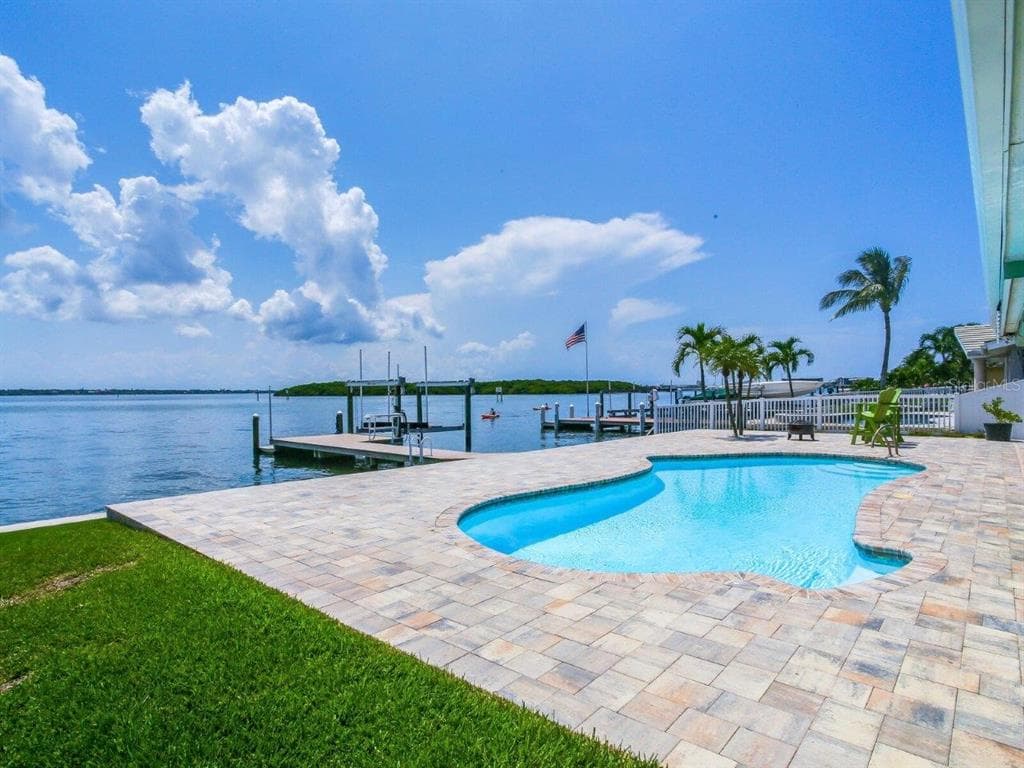 537 JOHNS PASS AVENUE MADEIRA BEACH, FL 33708