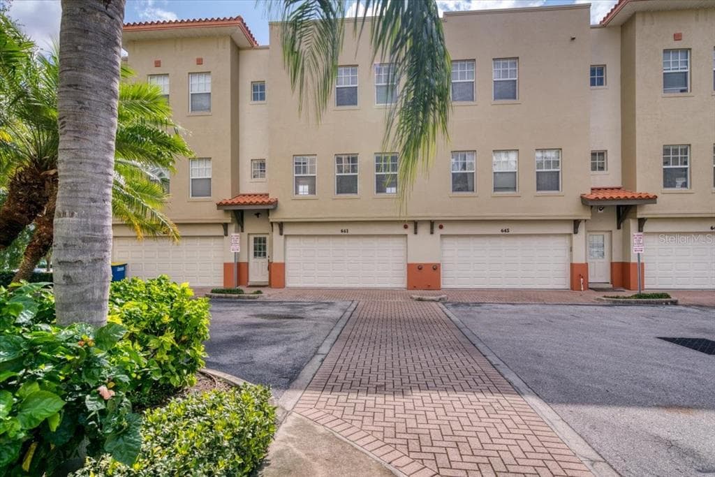 641 SIREN WIND LANE CLEARWATER, FL 33756