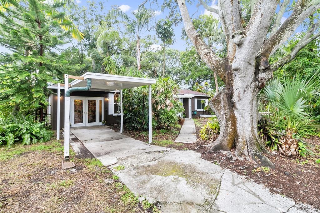4104 W KNIGHTS AVENUE TAMPA, FL 33611