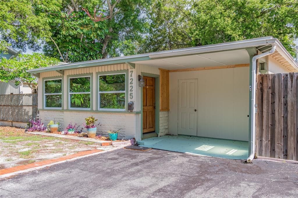7225 LYNNWOOD AVENUE N ST PETERSBURG, FL 33710