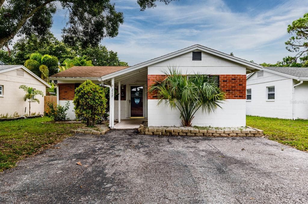 217 SW LINCOLN CIRCLE N ST PETERSBURG, FL 33703
