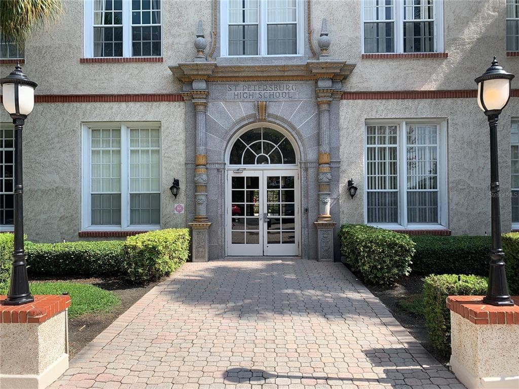 701 MIRROR LAKE DRIVE N UNIT 304 ST PETERSBURG, FL 33701