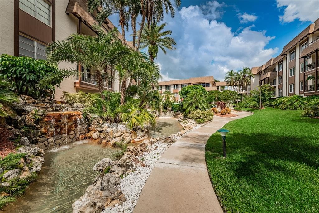 3035 COUNTRYSIDE BOULEVARD UNIT 33B CLEARWATER, FL 33761