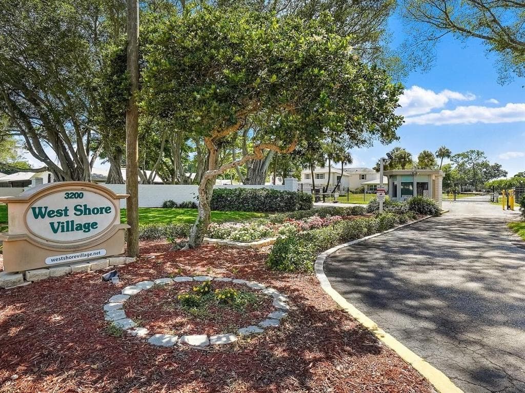 3203 40TH WAY S UNIT B ST PETERSBURG, FL 33711