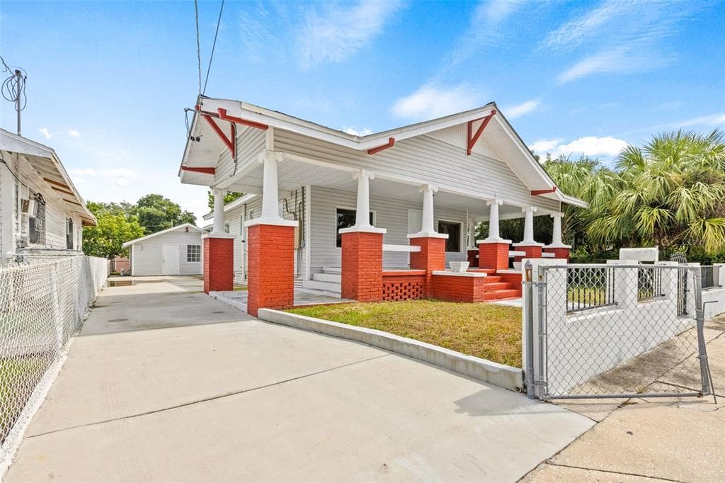 1318 E LOUISE AVENUE TAMPA, FL 33603