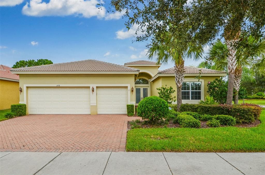4978 SAPPHIRE SOUND DR WIMAUMA, FL 33598
