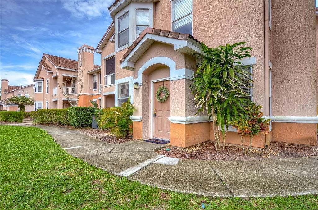 10545 VILLA VIEW CIRCLE TAMPA, FL 33647