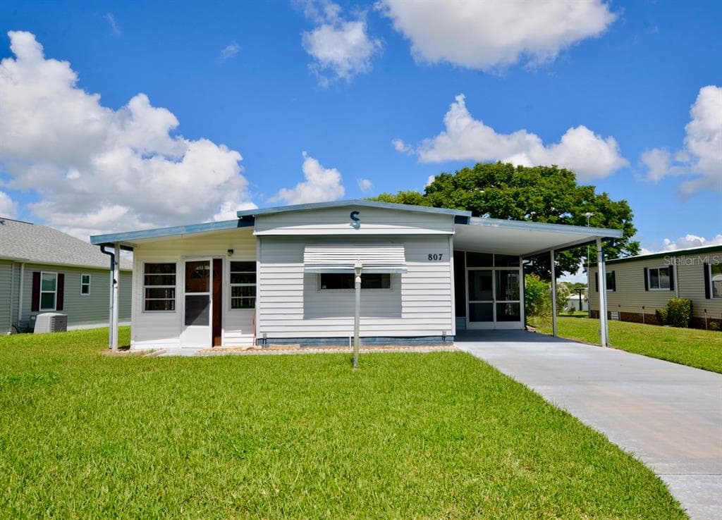 807 BEECHWOOD AVENUE LADY LAKE, FL 32159