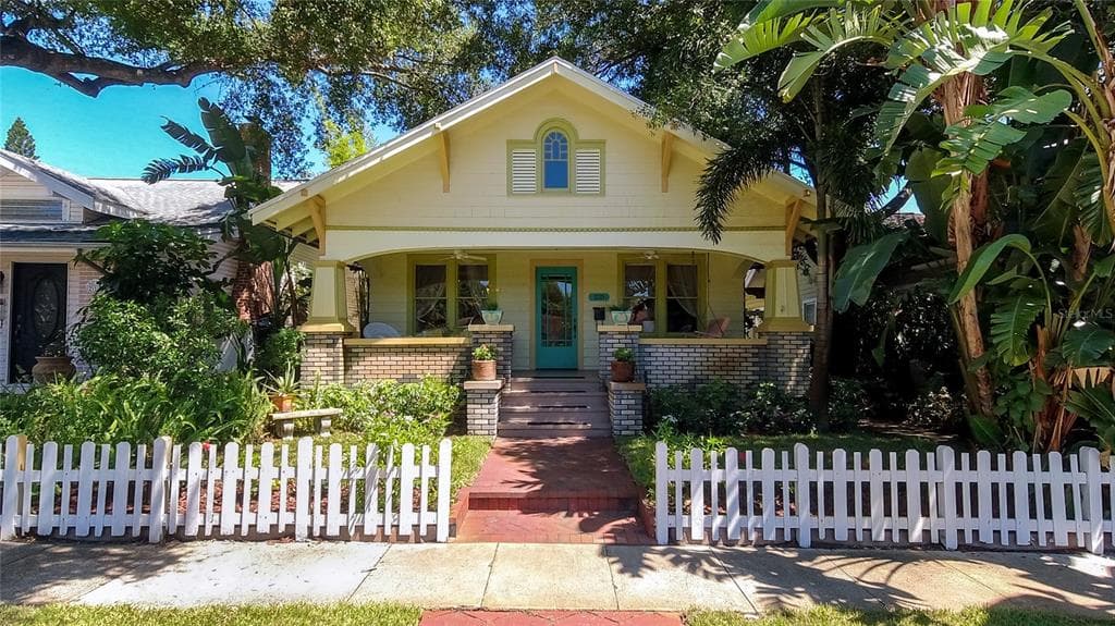 225 15TH AVENUE NE ST PETERSBURG, FL 33704