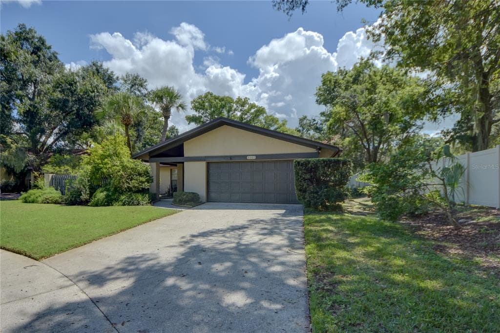 8301 PALMA VISTA LANE TAMPA, FL 33614
