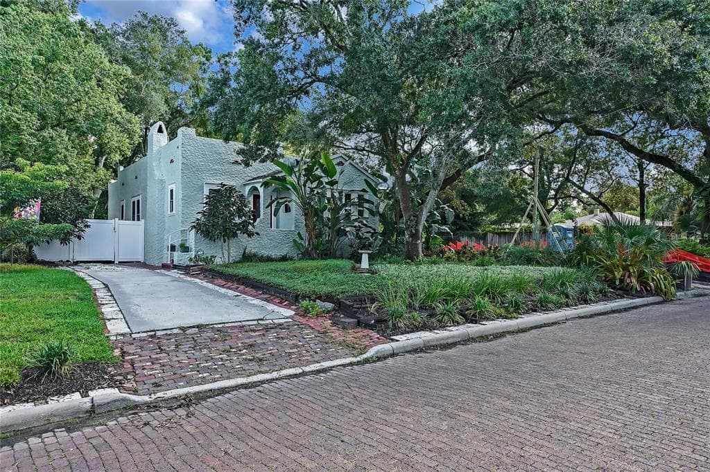 907 W WOODLAWN AVENUE