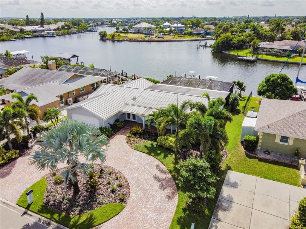 6437 LAKE SUNRISE DRIVE APOLLO BEACH, FL 33572