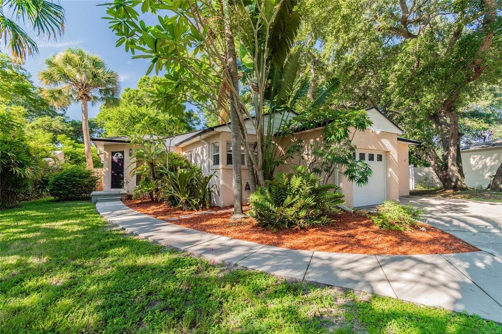 6215 SANDERS DRIVE