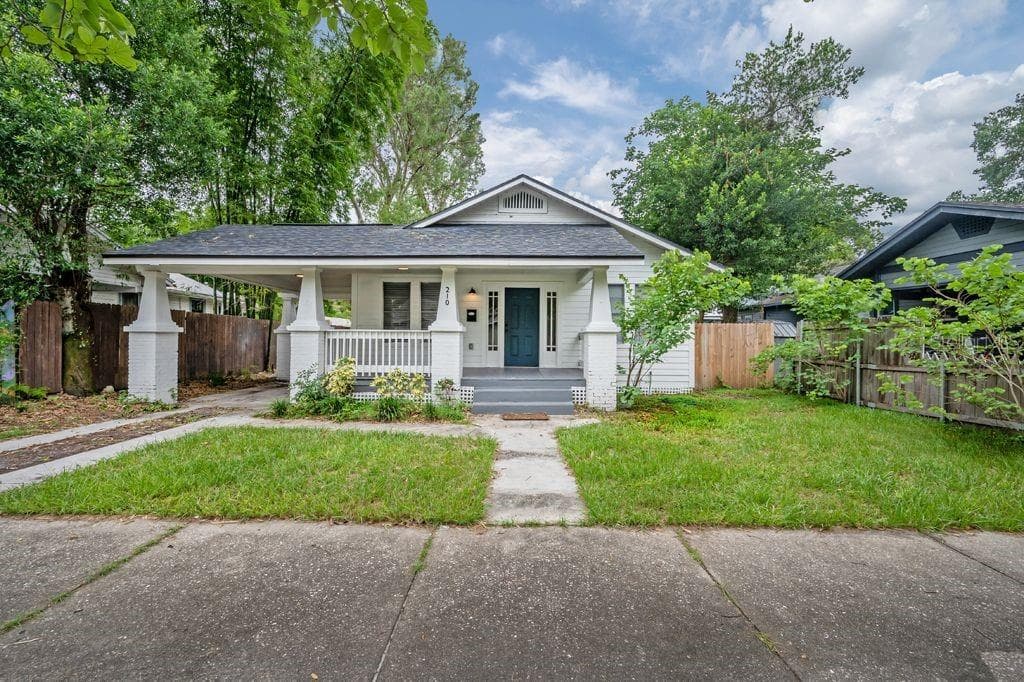 210 W WOODLAWN AVENUE TAMPA, FL 33603