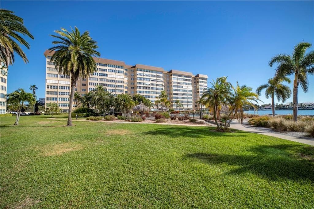 5200 BRITTANY DRIVE S UNIT 809 ST PETERSBURG, FL 33715