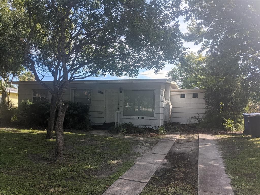 6827 MEADOWLAWN DRIVE N ST PETERSBURG, FL 33702