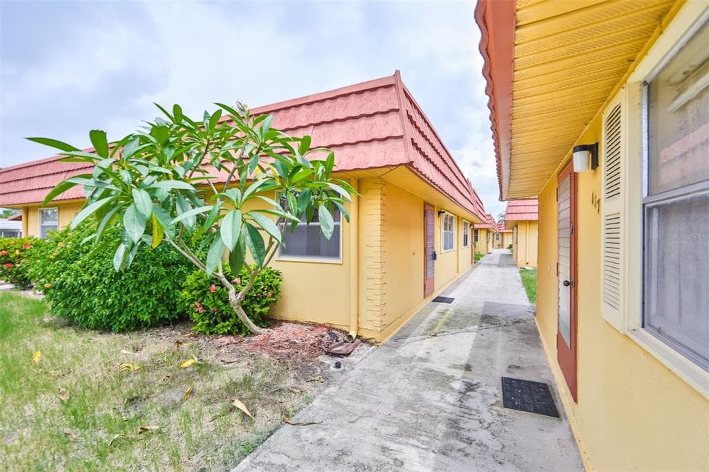 202 BEDFORD TRAIL UNIT 116 SUN CITY CENTER, FL 33573