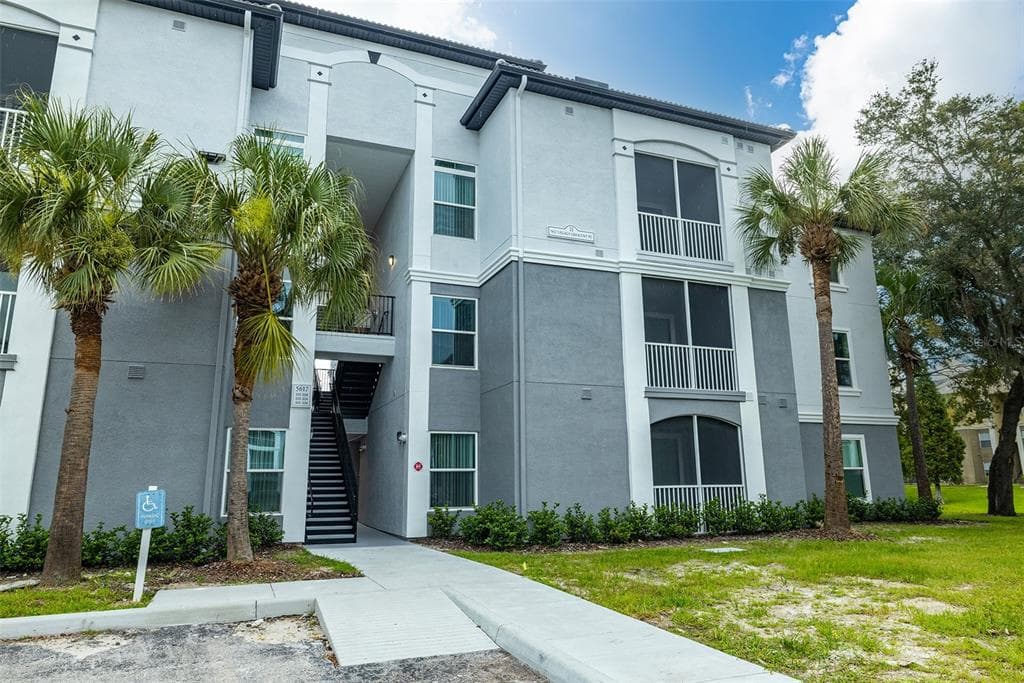 5617 LEGACY CRESCENT PLACE UNIT 301 RIVERVIEW, FL 33578