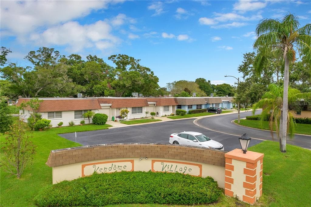 8210 VENDOME BOULEVARD N UNIT 1 PINELLAS PARK, FL 33781