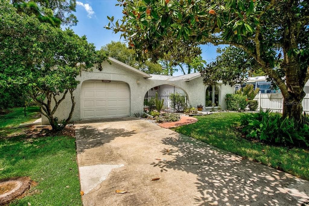 15844 LYLE CIRCLE HUDSON, FL 34667