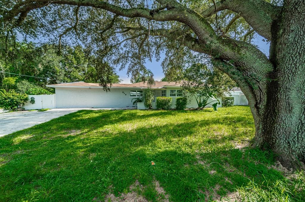 312 W COUNTRY CLUB DRIVE